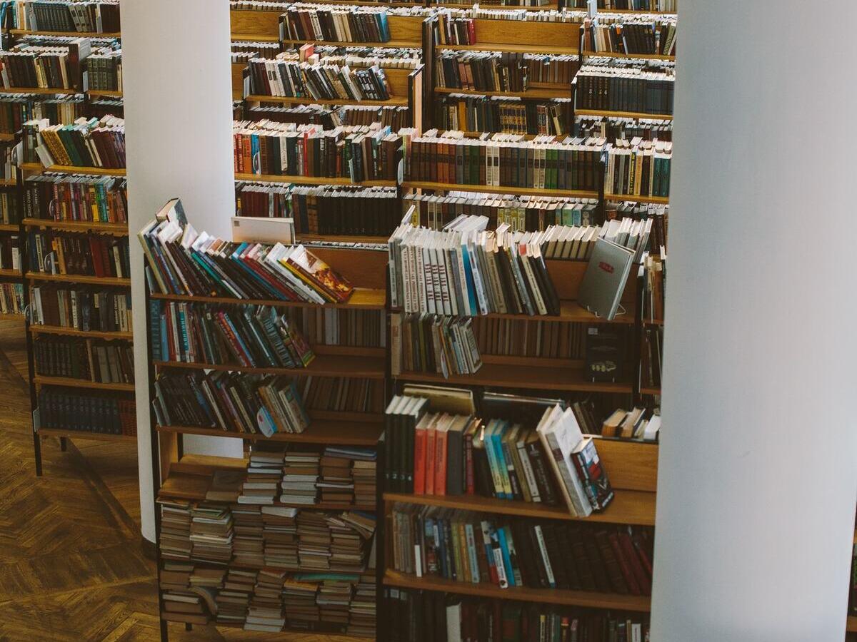 Regały z książkami w czytelni biblioteki
